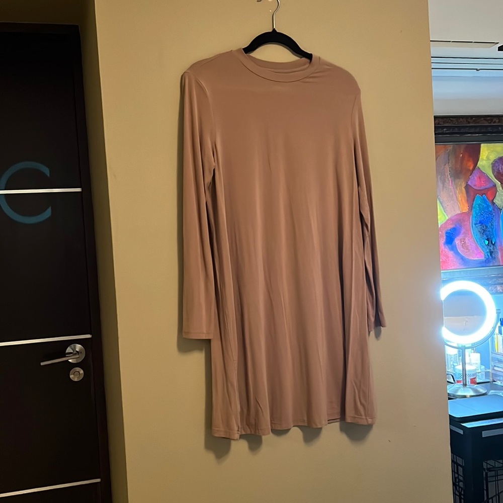 Long sleeve, brown dress, size S but the fabric is super stretchy.